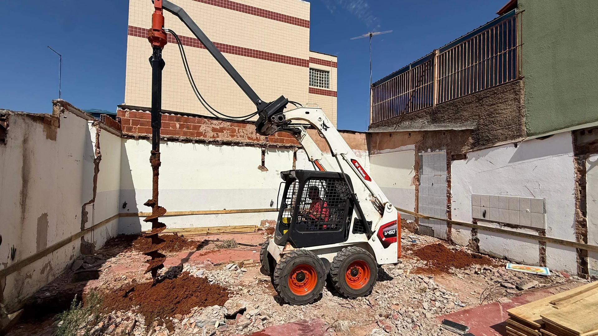 Bobcat S450 com perfuratriz até 6m para fundações