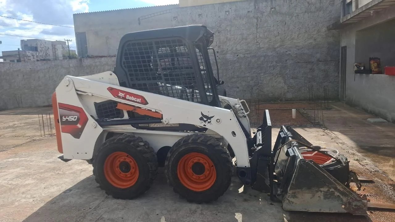 Foto Real da Bobcat S450 com Concha em obra de terraplanagem e limpeza no DF